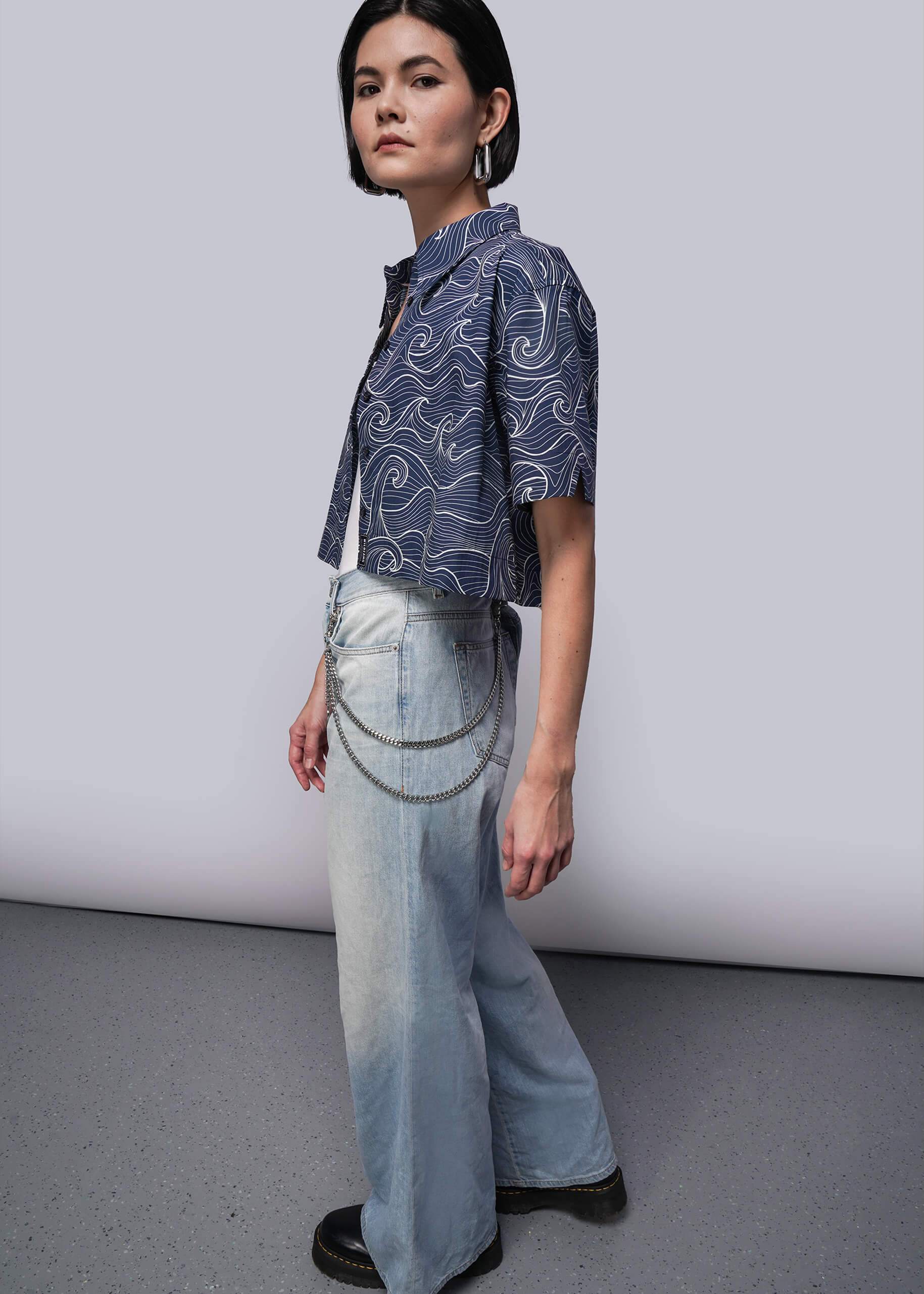 The Essential Cropped Button Up - Image 4