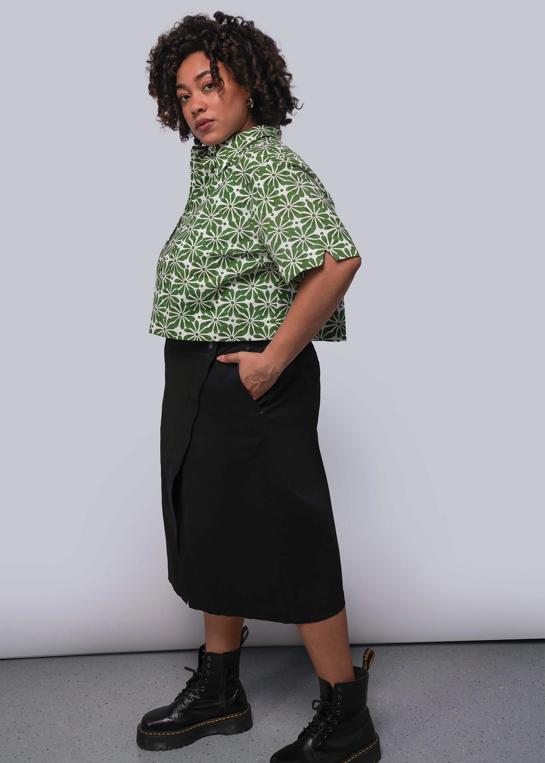 The Essential Cropped Button Up - Image 4