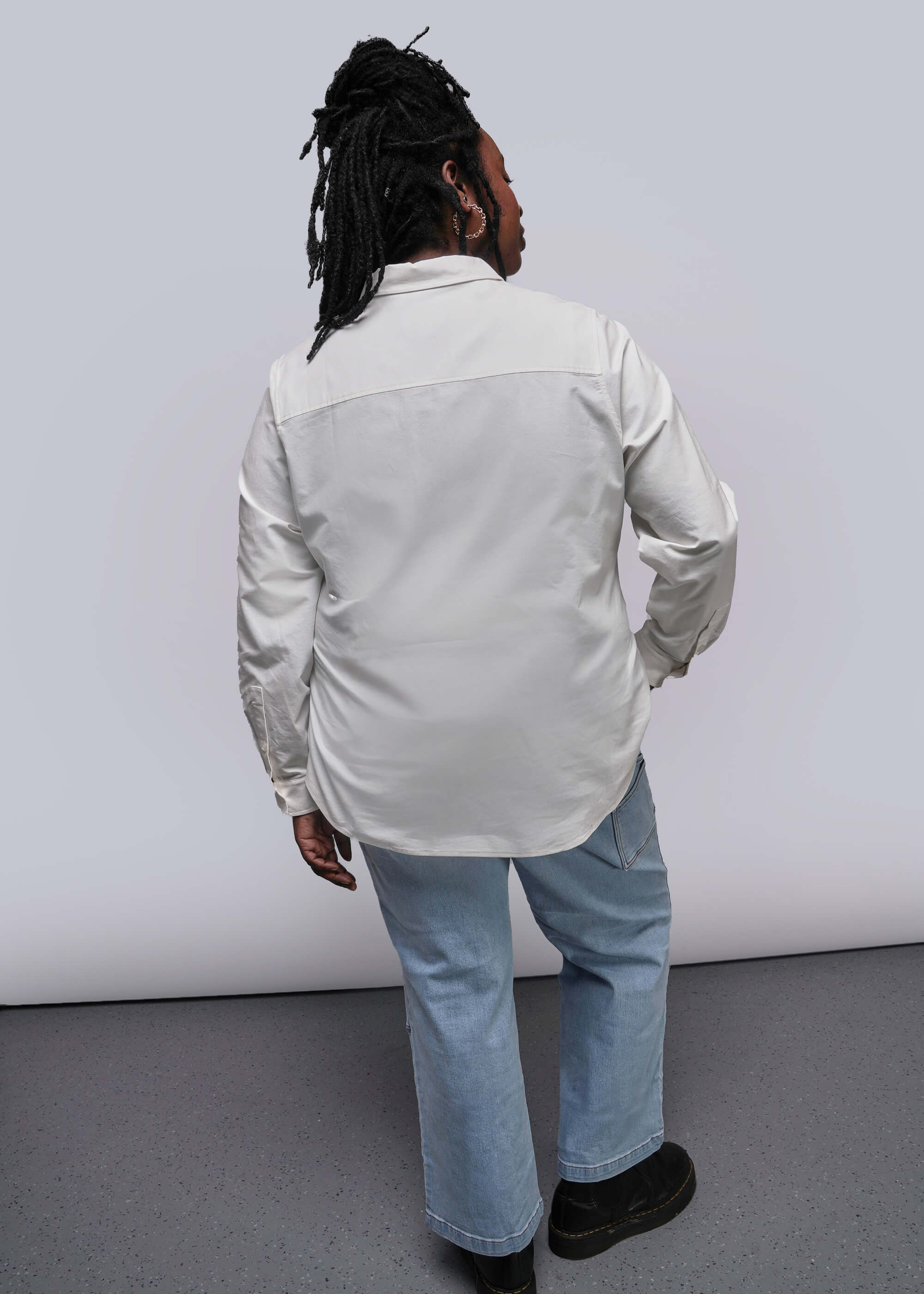 The Essential Long Sleeve Oxford Button Up - Image 10